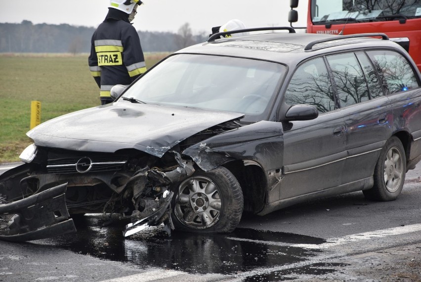 Kolejny wypadek na DK 32 na trasie Grodzisk - Ptaszkowo. Zderzyły się dwa auta