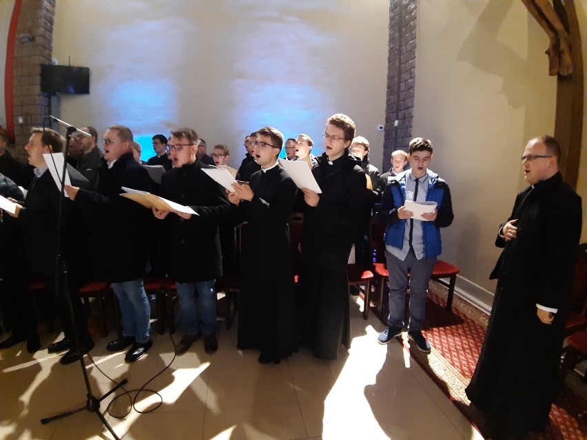 Msza Święta w Szczecinku w muzycznej oprawie na 130 głosów [zdjęcia]