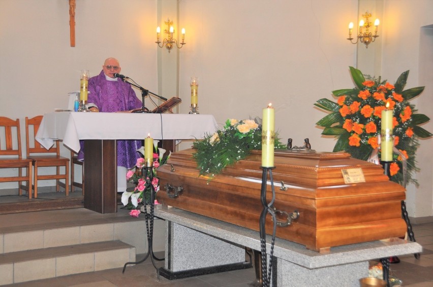 Żałobną mszę św. odprawił ks. Tadeusz Michalak, proboszcz...