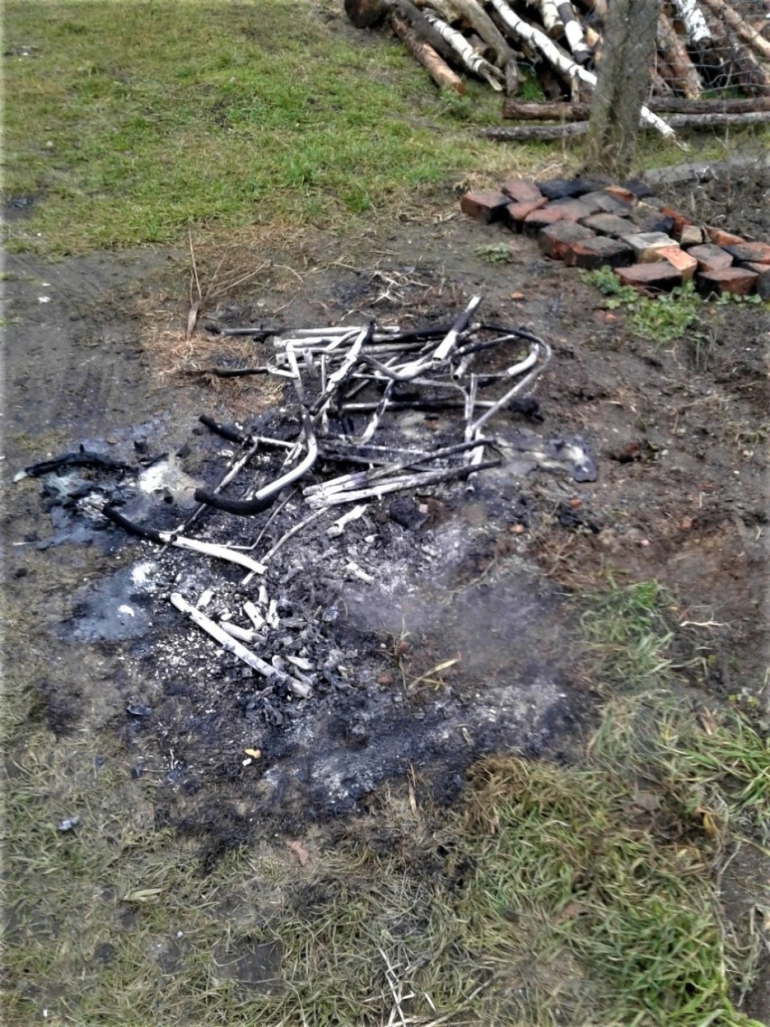 Mieszkaniec Tylewic spalił  dziecięcy wózek [ZDJĘCIA]