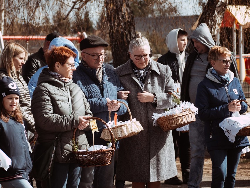 Święcenie potraw w Wielką Sobotę w Skokach. Kapłani święcili jedzenie nie tylko w kościele ale również na terenie miasta