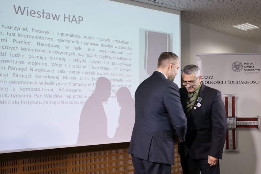 Prezes IPN dr Karol Nawrocki gratuluje Wiesławowi Hapowi