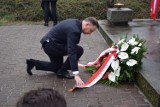 Prezydent Andrzej Duda wizytę w Szamotułach rozpoczął od złożenia wieńca pod Pomnikiem Powstańców 