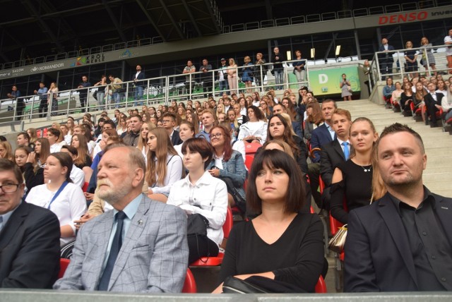 Zespół Szkół nr 1 m. Gustawa Morcinka w Tychach. Inauguracja roku szkolnego 2019/20 na stadionie miejskim