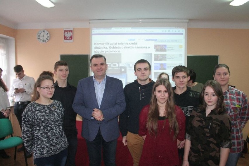 Uczniowie ZSP nr 2 w Łowiczu zaprosili dziennikarza TVN (Zdjęcia)