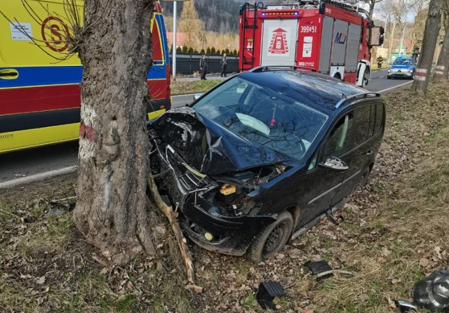 Na miejscu pracowała lokalna policja, straż pożarna z Wałbrzycha, zastępy ratownictwa medycznego oraz druhowie z OSP Mieroszów.