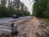 Trwa budowa ścieżki rowerowej z Tomaszowa do Smardzewic [ZDJĘCIA]