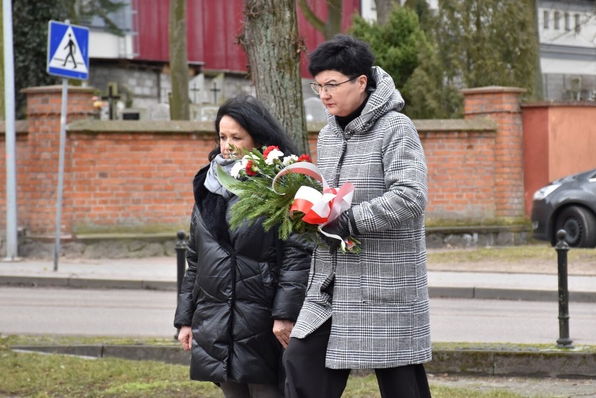 Obchody 77. rocznicy powrotu Człuchowa do Polski. Tradycyjne złożenie kwiatów było okazją do wyrażenia solidarności z Ukrainą ZDJĘCIA