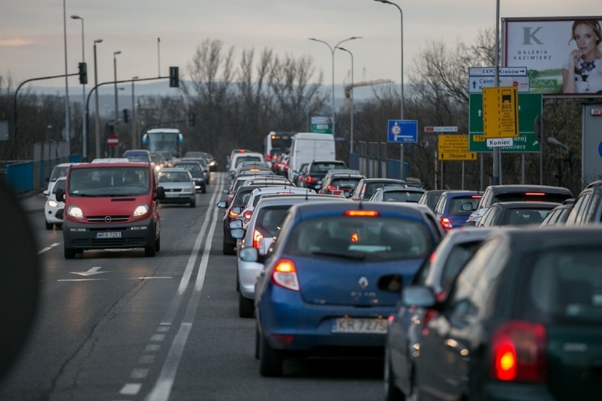 Kraków. Buspas i tymczasowy parking nie zlikwidują korków w Podgórzu [ZDJĘCIA]