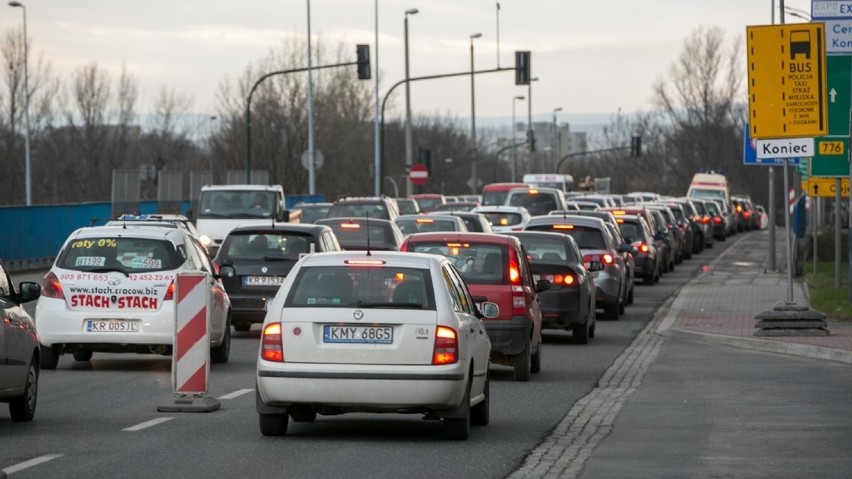 Kraków. Buspas i tymczasowy parking nie zlikwidują korków w Podgórzu [ZDJĘCIA]