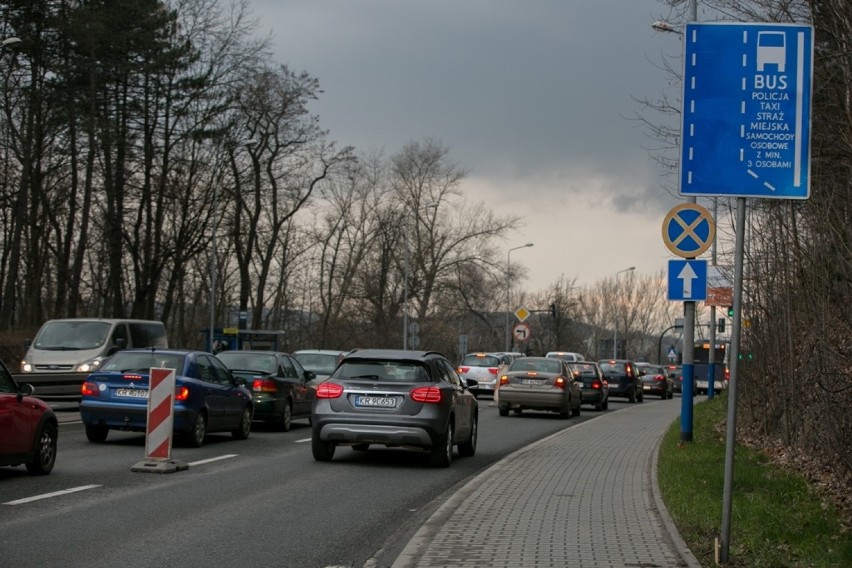 Kraków. Buspas i tymczasowy parking nie zlikwidują korków w Podgórzu [ZDJĘCIA]