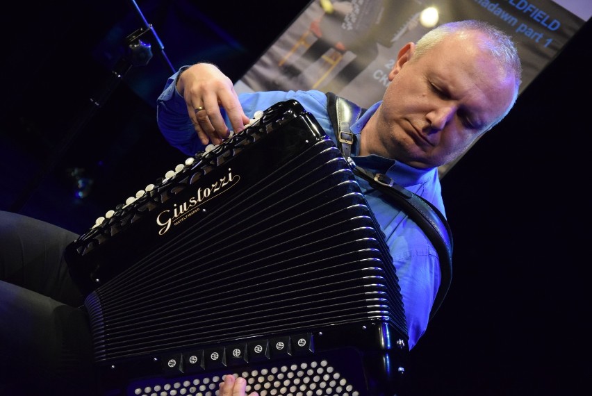 Akordeonista Andrzej Ceglarek zagrał na scenie Centrum...