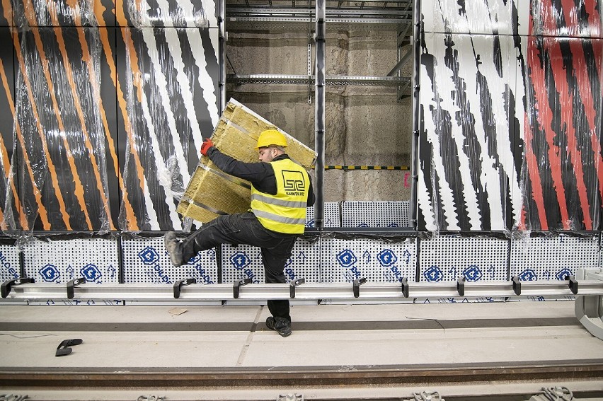 Metro na Targówku. Panoramy dzielnicy ozdobią nowe stacje. Trwa montaż grafik znanego polskiego artysty