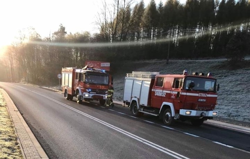 Wypadek na DK 75. W Nowej Wsi doszło do dachowania osobówki