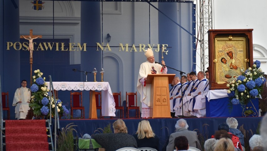 Chełm. Mieszkańcy i pielgrzymi uczestniczą w uroczystościach  odpustowych w chełmskiej bazylice. Zobacz zdjęcia