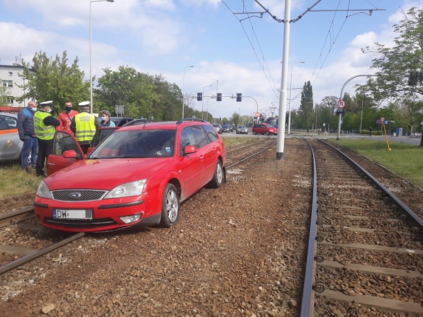 Wypadek na Lotniczej, auto na torach, nie jeżdżą tramwaje [ZDJĘCIA}