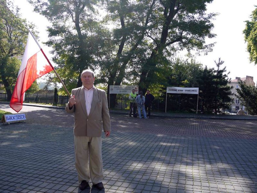 Protest przeciw bezprawiu sądów, prokuratur i ZUS-u przed sądem w Rzeszowie - zdjęcia