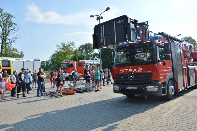 Pokaz sprzętu strażackiego firmy Rosenbauer w Moszczenicy