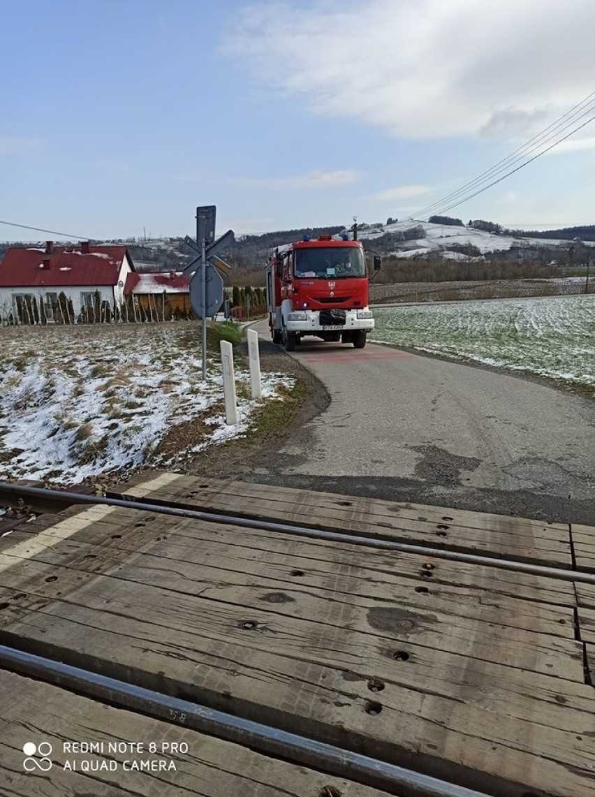 Zborowice. Ciężarówka wpadła do rowu. Zablokowała ruch na drodze i wywołała problem na linii kolejowej [ZDJĘCIA]