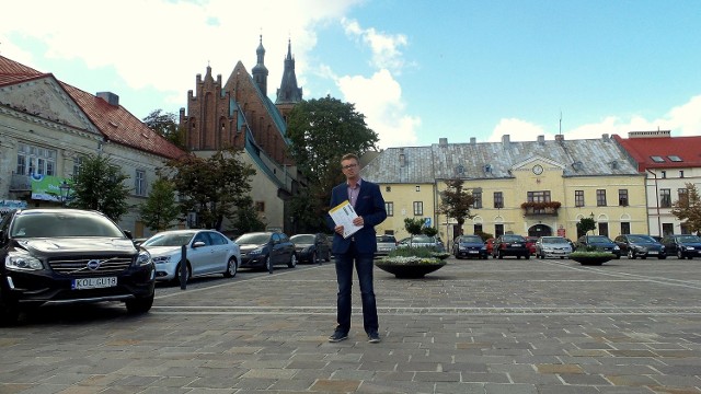 Radny Michał Mrówka na Rynku w Olkuszu