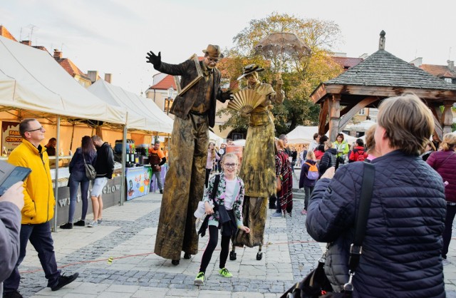 Trwający od piątku do niedzieli II Festiwal Czekolady i Słodyczy przyciągnął na Rynek tłumy mieszkańców i turystów.

ZOBACZ NA KOLEJNYCH SLAJDACH>>>

Wystawcy, którzy przyjechali tu z różnych regionów kraju osładzali weekend kusząc czekoladą pod każdą postacią. Można było wypić kubek gęstego, aromatycznego napoju z ziaren kakaowca,  schrupać tabliczkę czekolady,  sięgnąć po praliny, trufle, ciasta, lizaki, lody, czekolady, chałwy, baklawy, krówki i inne ręcznie robione cukierki, nawet takie o smaku...piwa.  


Na stoiskach królowała czekolada w przeróżnych formach.   Pomysłowi producenci zrobili z niej kłódki, młotki, obcęgi, sekatory, suwmiarki, podkowy. Stoisko ze słodkimi narzędziami cieszyło się wielkim powodzeniem wśród panów i pań.  


- U nas każdy znajdzie coś dla siebie. Mamy piłki , zegarki, domino, szachy. Największym wzięciem cieszą się teraz grzyby, oczywiście w koszyku z czekolady - uśmiechała się
Agnieszka Dybalska, która razem z mężem prowadzi w Łodzi   firmę “Świat Czekolady”. 



Kolejki ustawiały się także przed witryną innej rodzinnej manufaktury, “Czekoladowej Chatki” Andżeliki Rozmus z Tarnobrzega, której specjalnością są pralinki w przeróżnych, często zaskakujących smakach. 


Był też smaczny akcent z regionu świętokrzyskiego - oblana czekoladą deserową śliwka szydłowianka z powiatu staszowskiego.  



O podniebienia klientów walczył też Gang Czekoladożerców. Na jego czele stoi  Sebastian Blaumann, który produkuje czekoladę bez cukru, glutenu i mleka, na bazie tłuszczu kakaowego, kakao i ksylitolu.


  - Czekoladę zacząłem wytwarzać z pasji do zdrowych słodyczy. Chciałem skomponować smak z naturalnych produktów, które mogę jeść bezgrzesznie, i chyba to się udało - mówi Blaumann. 



Słodką propozycję dla wegan miała też Karolina Gawrońska. Autorka książki “Wegańskie Słodycze - kultowe, zdrowe, bezglutenowe” poprowadziła na festiwalu jeden z paneli dyskusyjnych. 



Uczestnicy trzydniowego wydarzenia mieli też okazję poznać proces wytwarzania czekolady oraz zaliczyć warsztaty robienia trufli, lizaków i dekoracji pierników. Nad sandomierską Wisłą parkował Wawel Truck, czyli mobilna strefa ze słodyczami, grami i aplikacjami firmy Wawel, gdzie po zabawie można było  wybrać słodkie nagrody.