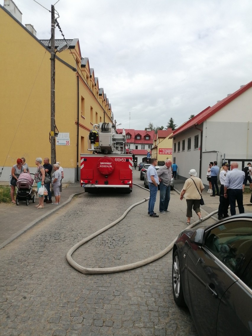 Groźny pożar kamienicy na rynku w Łęczycy. Dwie osoby zabrano do szpitala