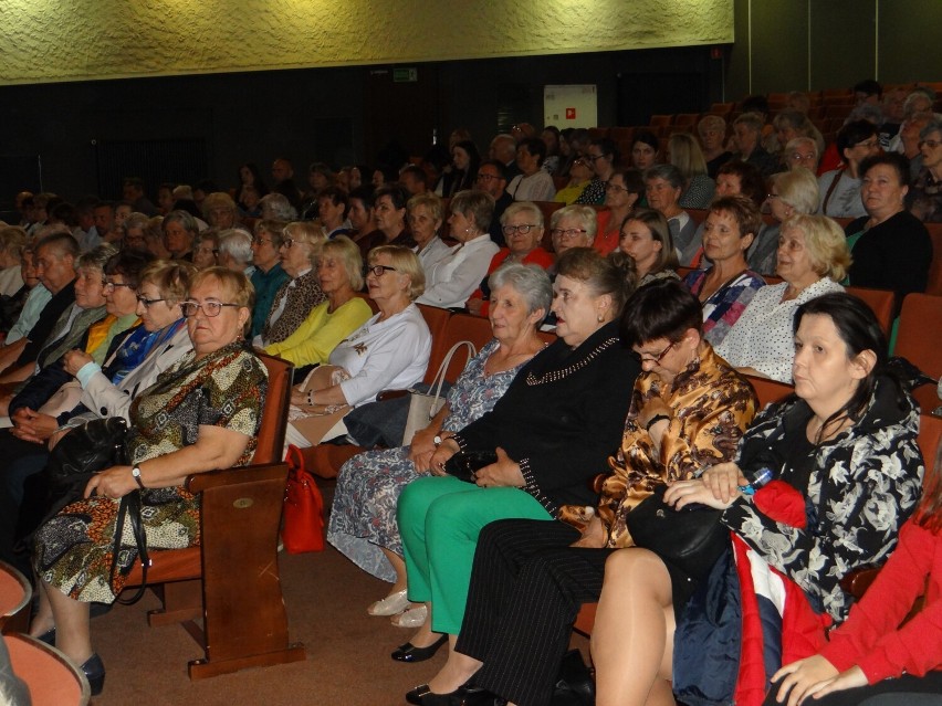 Dzień Matki „Dla Ciebie Mamo” z Chórem Seniorów Serenada w MDK w Radomsku. ZDJĘCIA