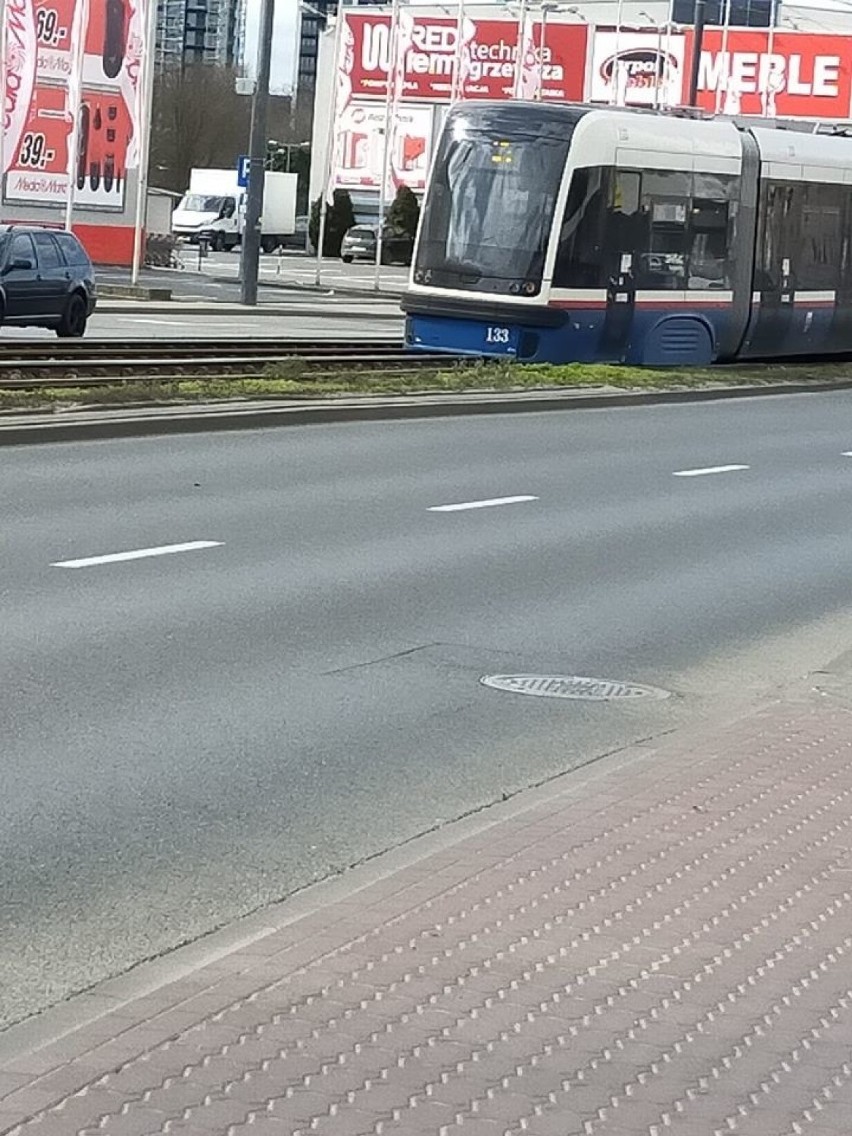 Wykolejony tramwaj na ul. Jagiellońskiej w Bydgoszczy. Ruch został przywrócony