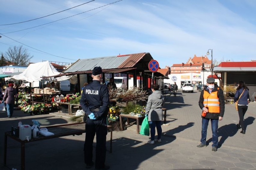 Malbork. Na targowisku zwiększone środki ostrożności i wzmożone kontrole funkcjonariuszy