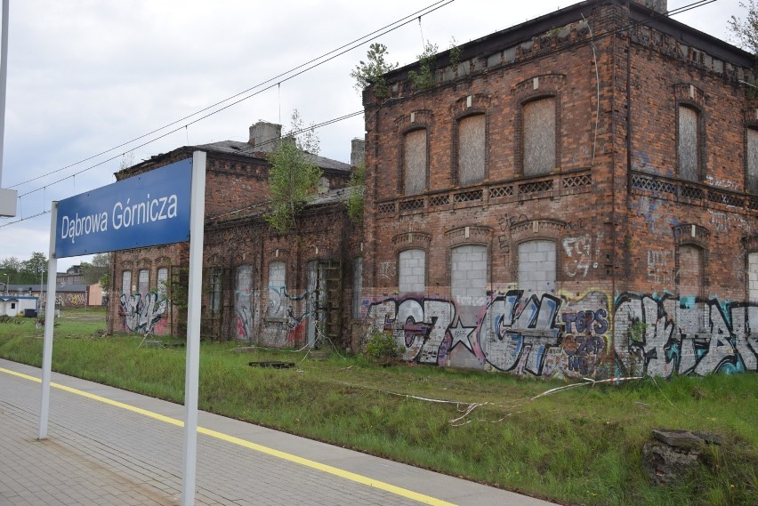 Tak dziś wygląda dąbrowski dworzec PKP, a także kolejne,...
