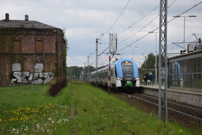 Tak dziś wygląda dąbrowski dworzec PKP, a także kolejne,...