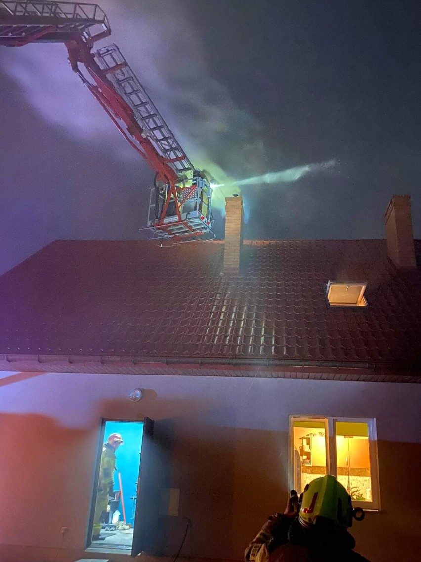 Pożar po północy w Dąbrówce w gminie Buczek   