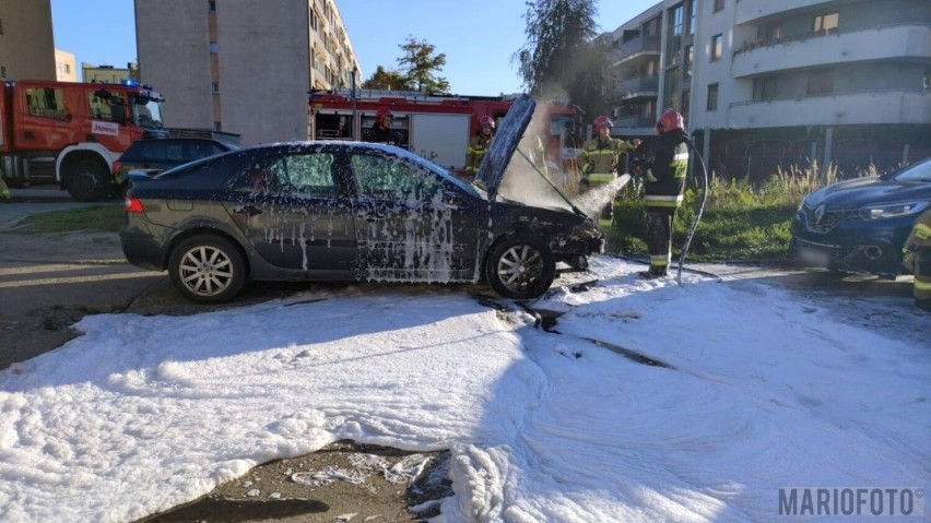 Chwile grozy podczas jazdy. Pożar samochodu osobowego na ul. Gospodarczej w Opolu. Na miejscu służby ratunkowe