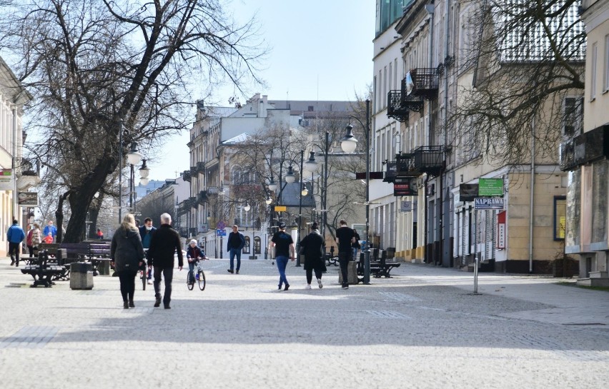 W Poniedziałek Wielkanocny przedpołudnie było słoneczne. W...