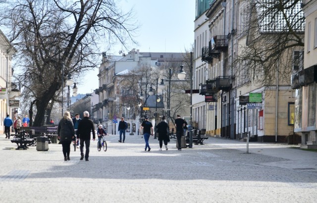 W Poniedziałek Wielkanocny przedpołudnie było słoneczne. W promieniach słońca pięknie prezentowały się pierwsze kwiaty, które zakwitły w parku imienia Tadeusza Kościuszki oraz przy Placu Corazziego. Na deptaku raczej ciężko było znaleźć mieszkańców.

Zobacz zdjęcia na kolejnych slajdach. 
Używaj gestów lub strzałek.