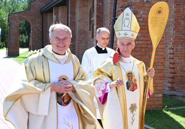 Liturgicznego wprowadzenia nowego proboszcza Wiesława Stępnia dokonał ksiądz biskup Marian Florczyk.