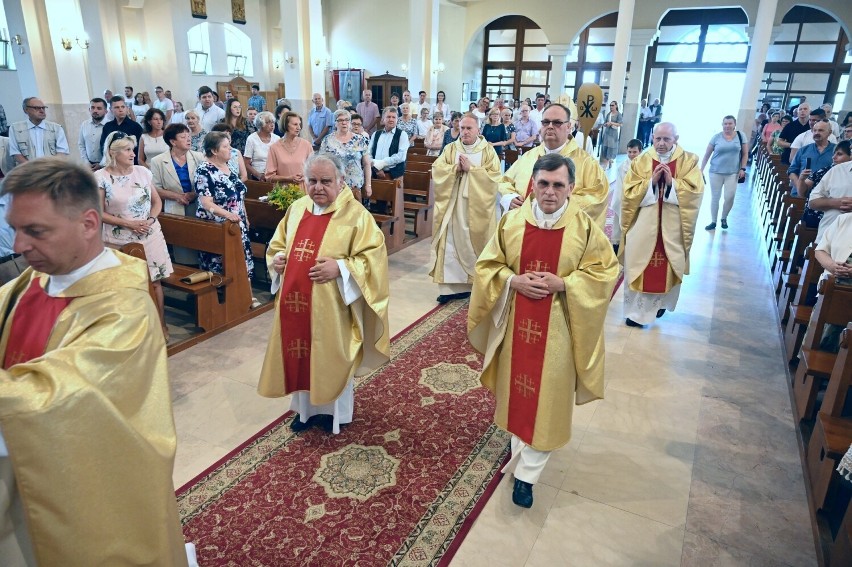 Uroczyste wprowadzenie nowego proboszcza w parafii świętego Stanisława w Kielcach przez księdza biskupa Mariana Florczyka. Zobaczcie zdjęcia