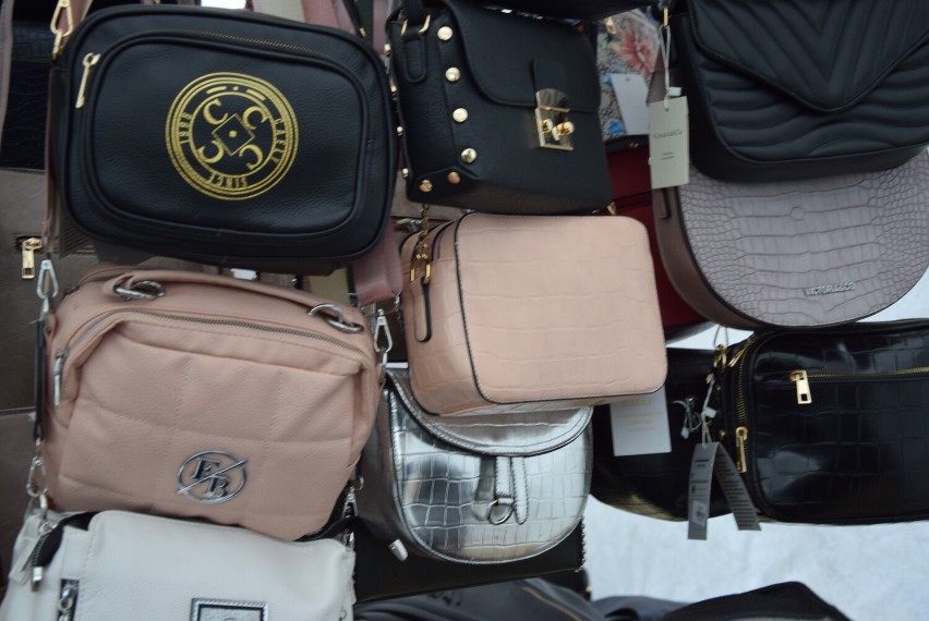 Takie modne torebki kupisz na targowisku przy ulicy Dworaka