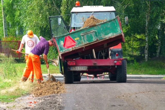 Wysoka w Sieradzu: droga mieszkanców ucieszyła, pobocza już nie