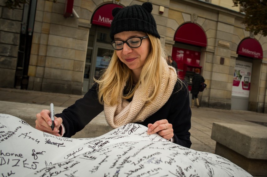 Krowa na Krakowskim Przedmieściu. Warszawiacy przeciw...