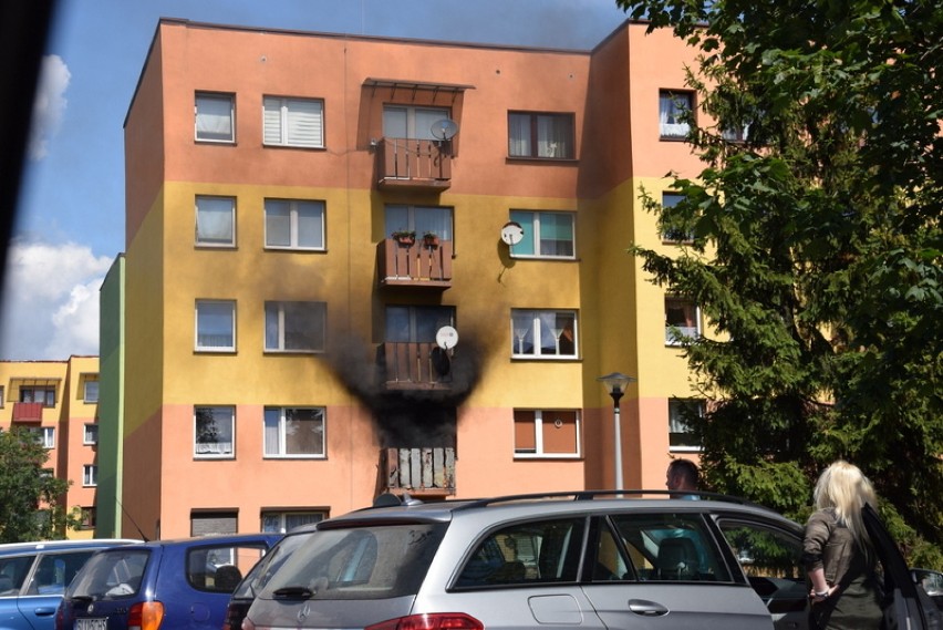 Pożar w bloku przy ul. Lisowickiej. Zarządzono ewakuację mieszkańców [ZDJĘCIA]