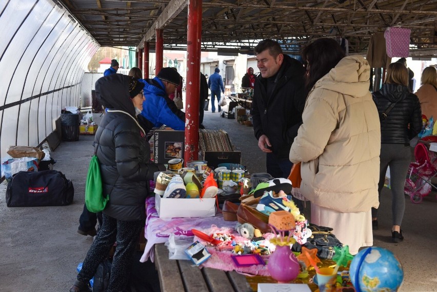 Pchli targ na targowisku "Manhattan" na Rubinkowie...