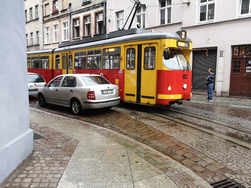 Źle zaparkowany samochód wstrzymał ruch tramwajowy w Grudziądzu