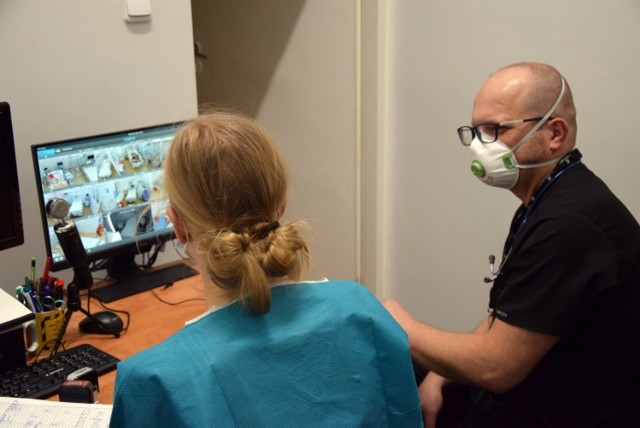 Anestezjolog Bartosz Kudliński apeluje o człowieczeństwo, o pomoc Szpitalowi Uniwersyteckiemu w Zielonej Górze. Każde ręce się przydadzą i spowodują, że odciążymy personel, który będzie się mógł skupić na czynnościach medycznych