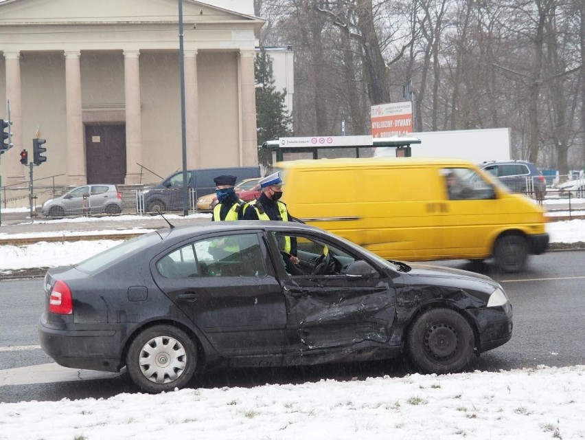 Groźny wypadek na skrzyżowaniu al. Politechniki i ul. Radwańskiej ZDJĘCIA 