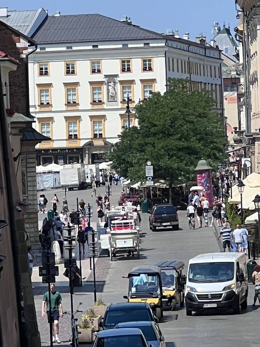 Kraków. Fala upałów, a dorożki stoją w zastępczym miejscu - w pełnym słońcu