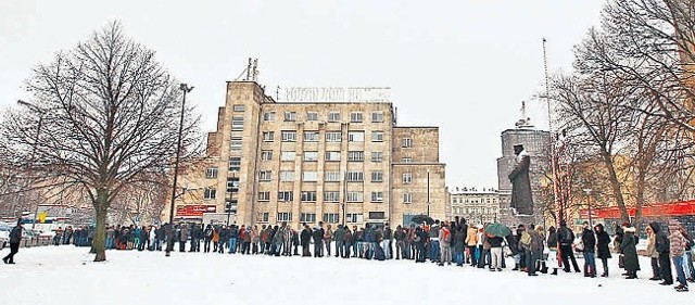 Kolejka chętnych do sławy ciągnęła się aż do pomnika Piłsudskiego. Z minuty na minutę muzyków przybywało.