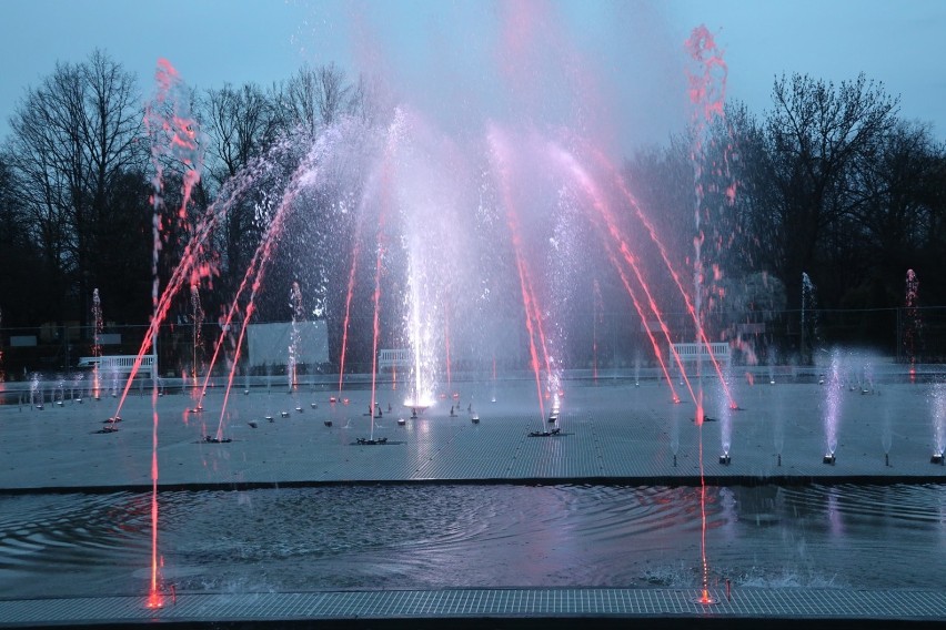 Wieczorna próba podświetlanych fontann w legnickim Parku Miejskim, zobaczcie zdjęcia