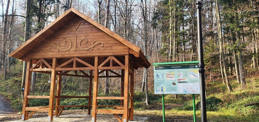Spacer do źródła Bełkotka w Iwoniczu-Zdroju można zakończyć odpoczynkiem altanie. Została wyremontowana [ZDJĘCIA]