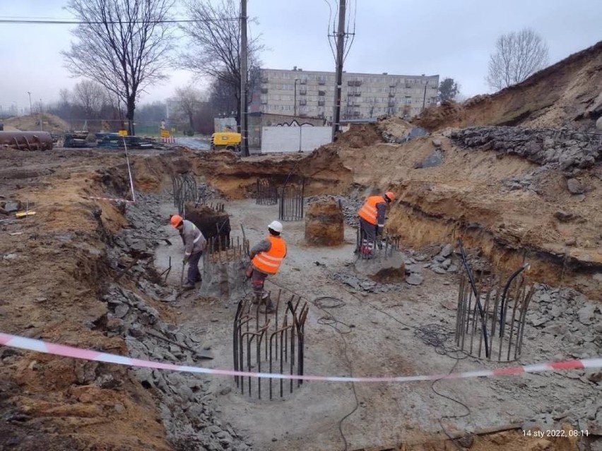 Po starym koluszkowskim wiadukcie zostały dźwigary. Prace budowlane idą pełną parą [ZDJĘCIA]